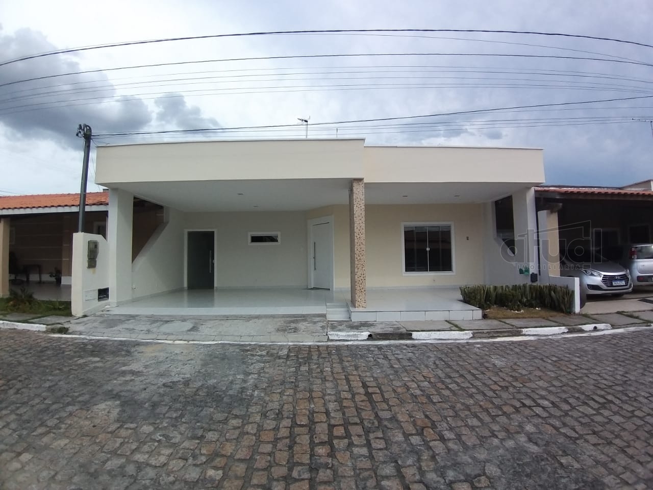 CASA EM CONDOMÍNIO