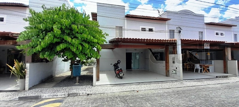 CASA EM CONDOMÍNIO