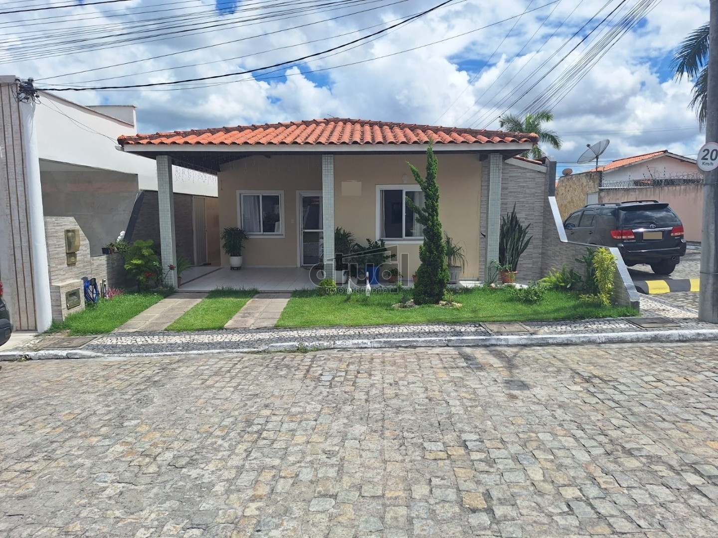 CASA EM CONDOMÍNIO