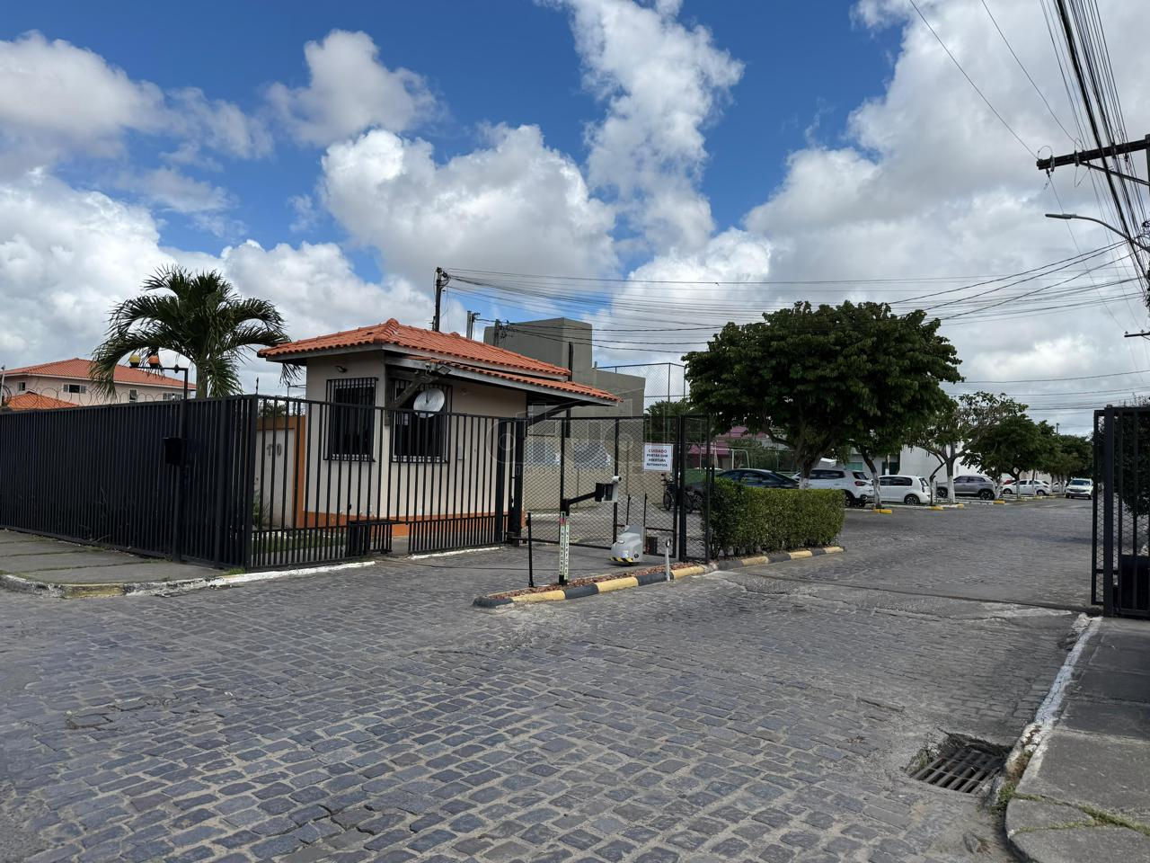 CASA EM CONDOMÍNIO
