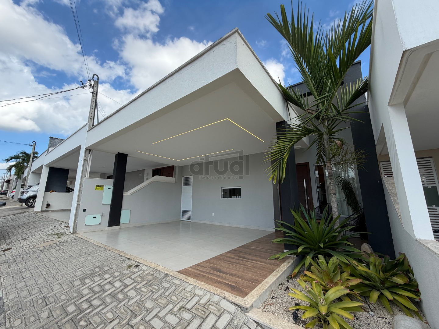 CASA EM CONDOMÍNIO