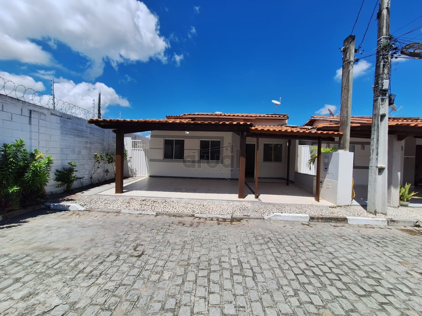 CASA EM CONDOMÍNIO