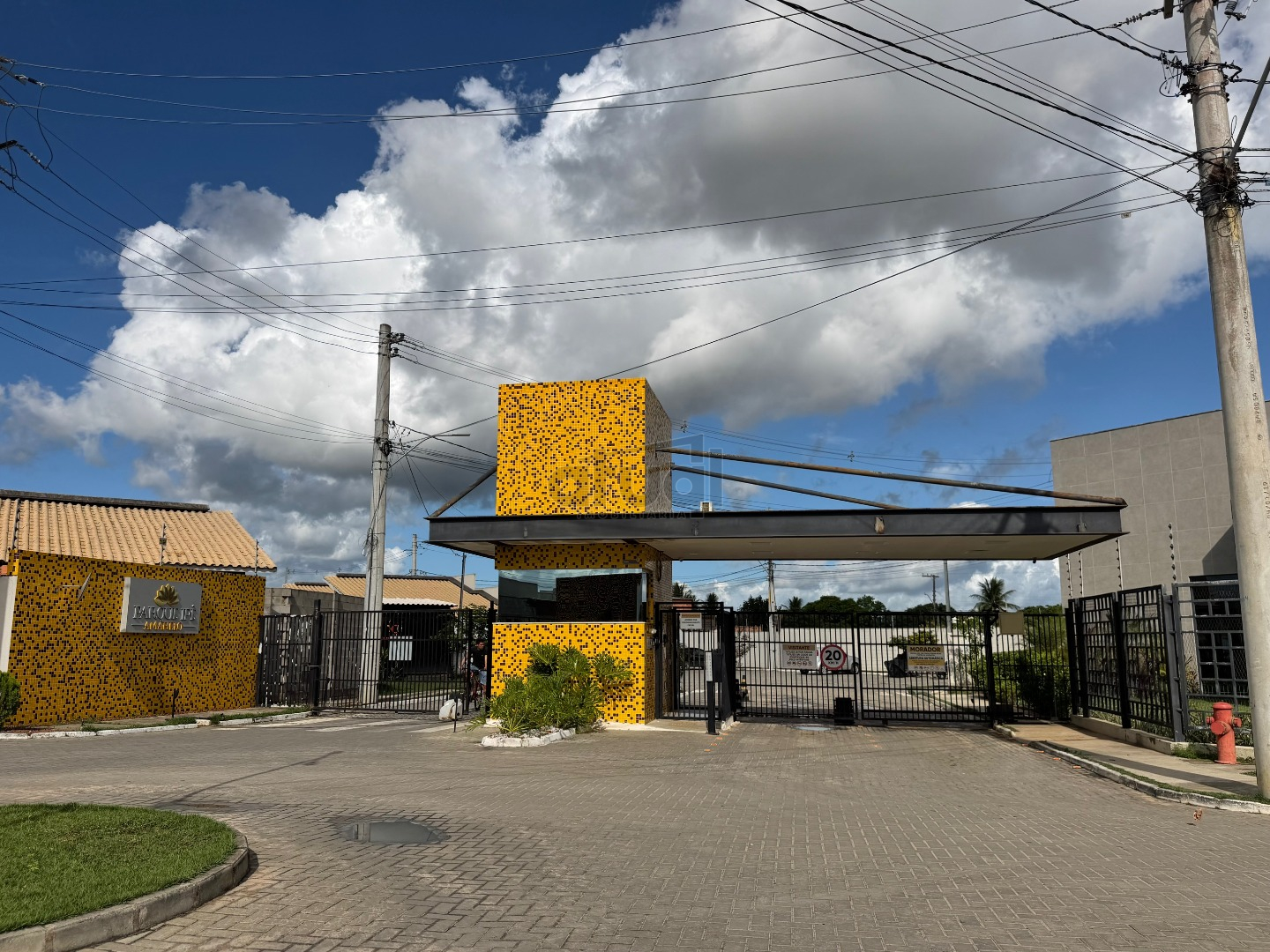 CASA EM CONDOMÍNIO