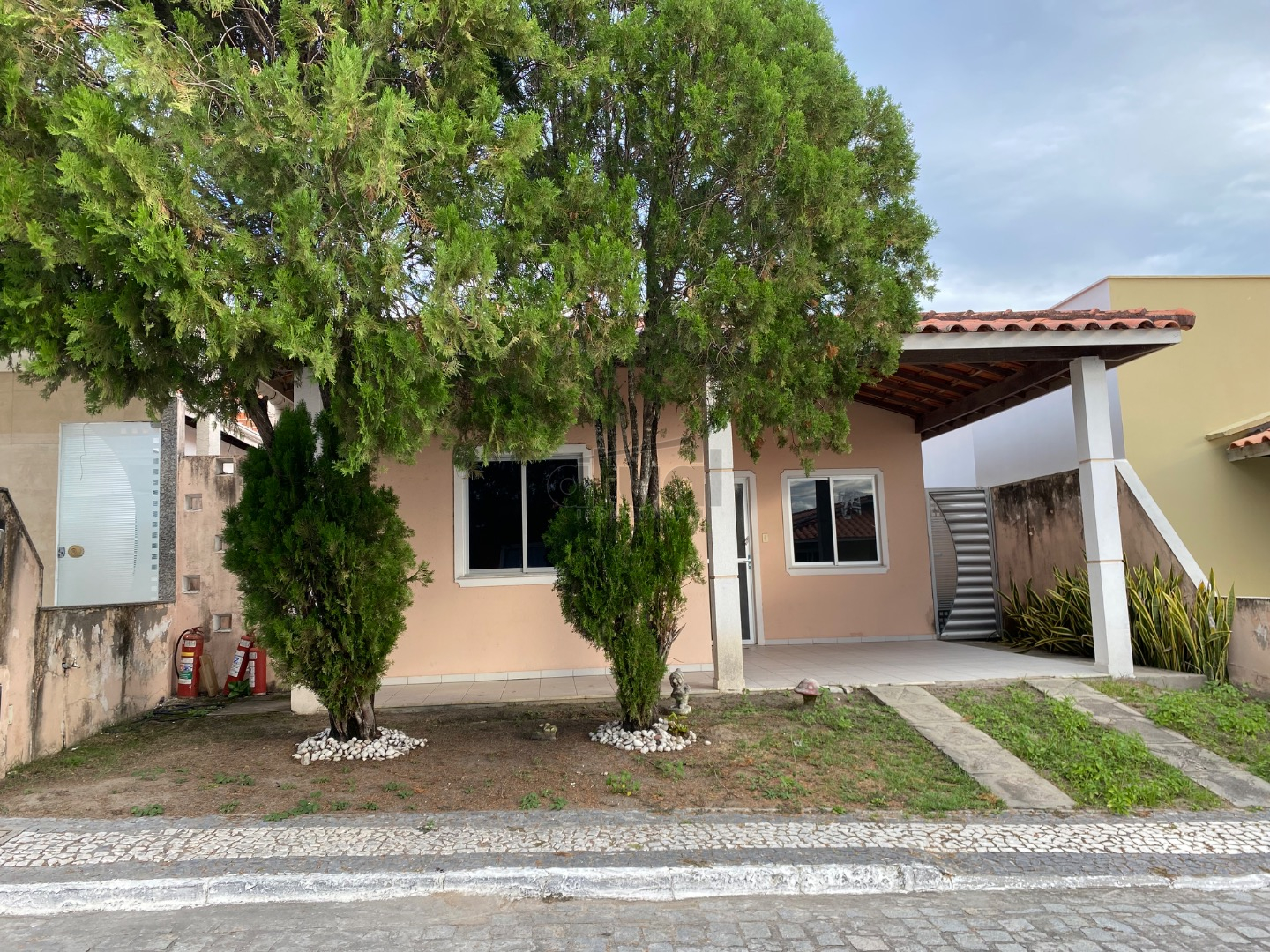 CASA EM CONDOMÍNIO