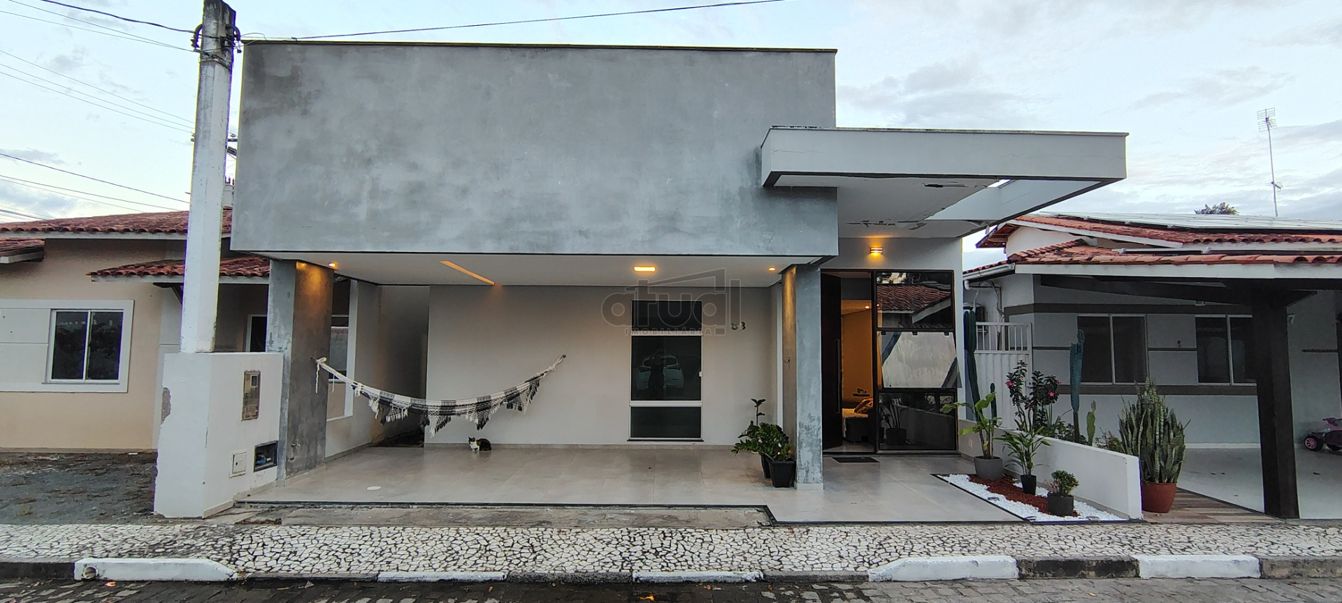 CASA EM CONDOMÍNIO