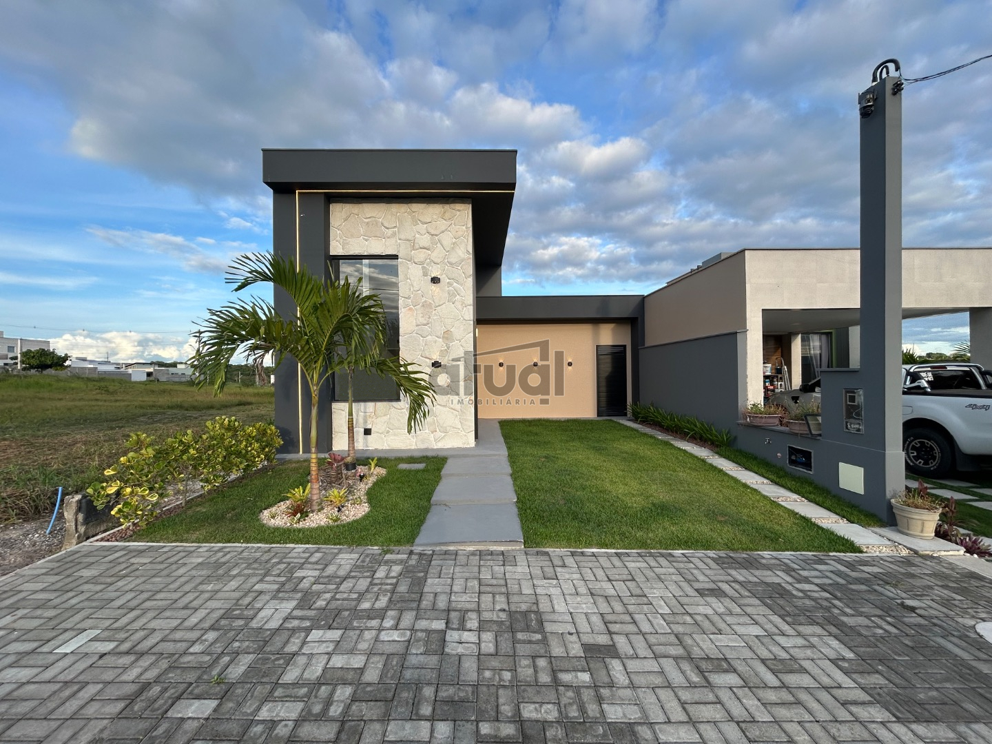 CASA EM CONDOMÍNIO
