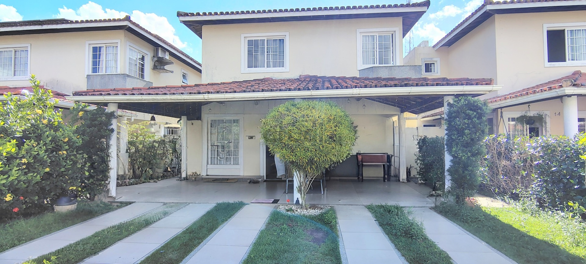 CASA EM CONDOMÍNIO