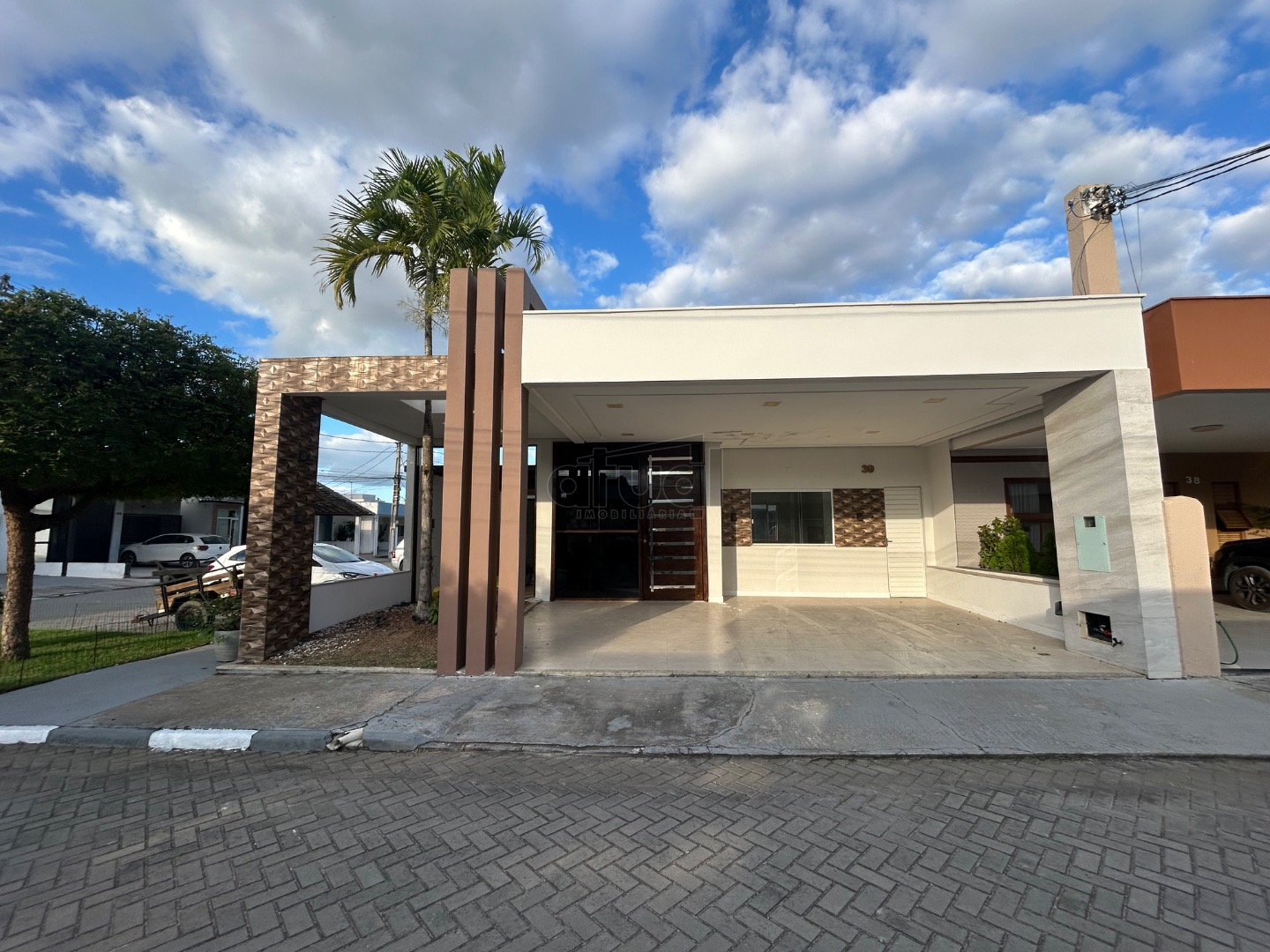 CASA EM CONDOMÍNIO