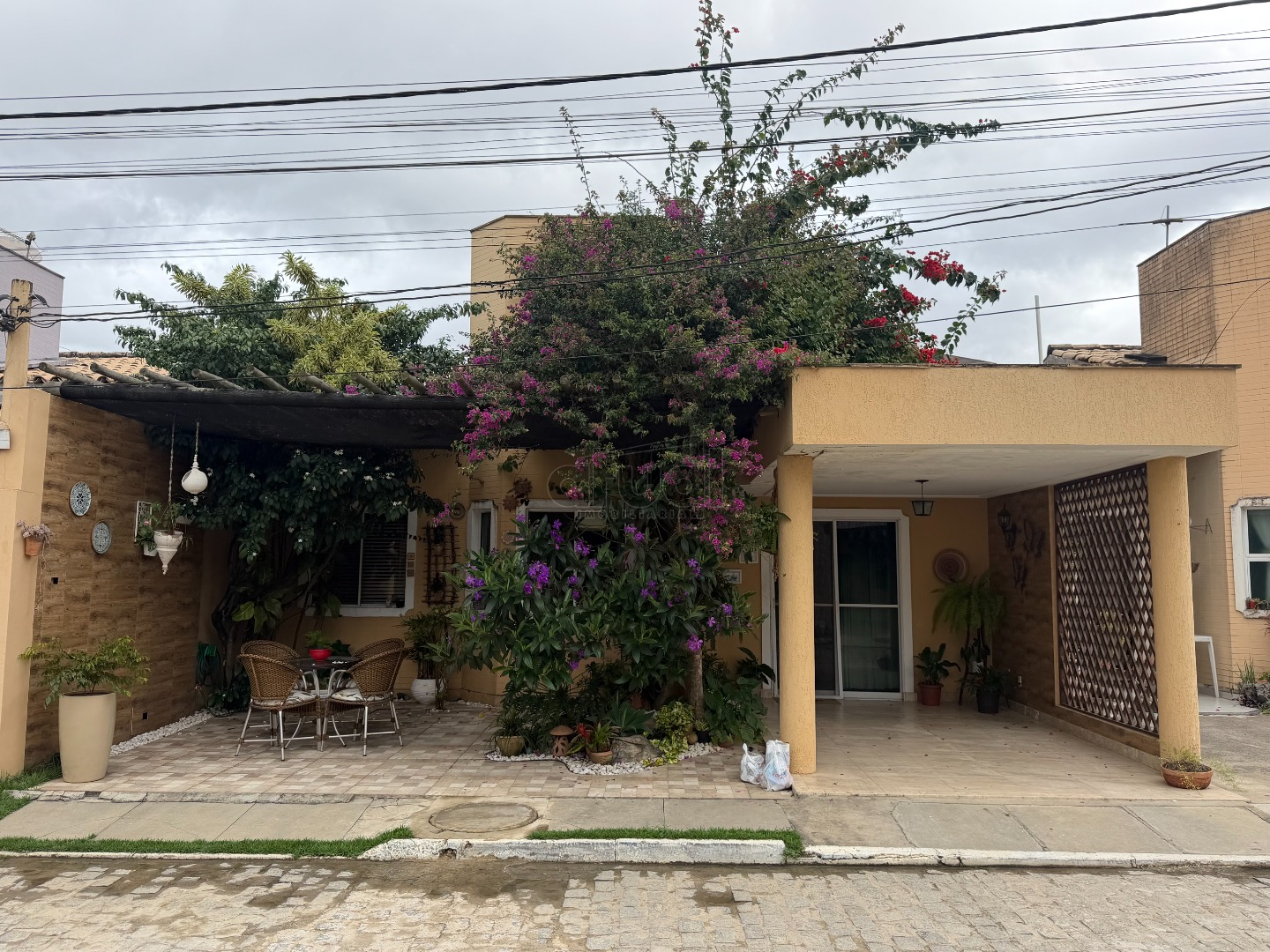 CASA EM CONDOMÍNIO