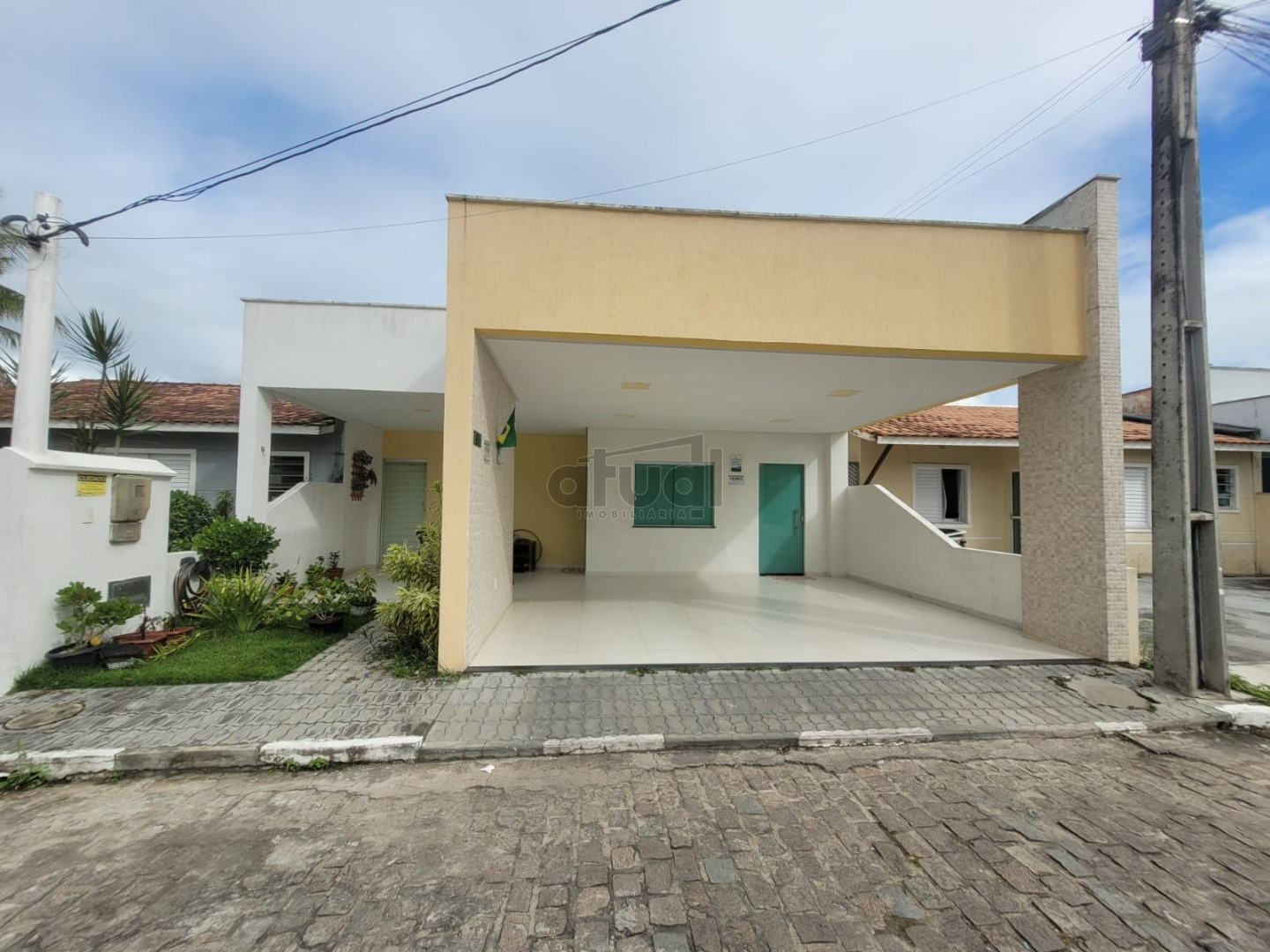 CASA EM CONDOMÍNIO
