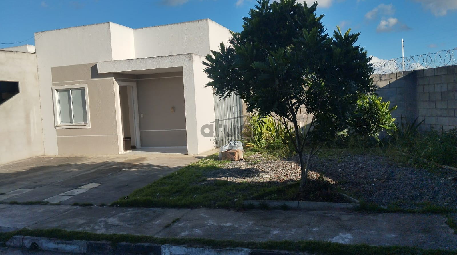 CASA EM CONDOMÍNIO