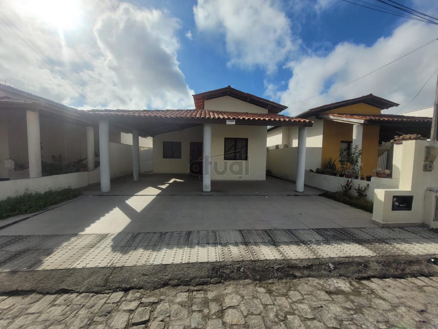 CASA EM CONDOMÍNIO
