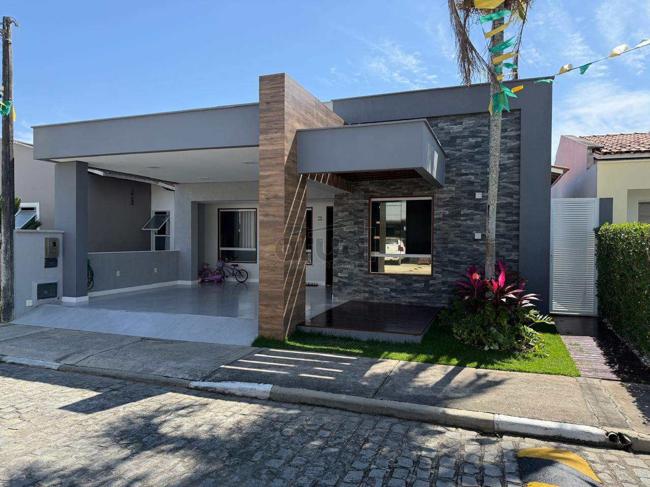 CASA EM CONDOMÍNIO