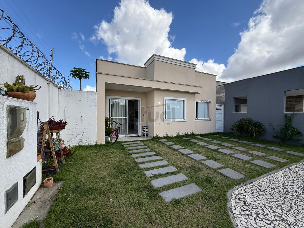 CASA EM CONDOMÍNIO