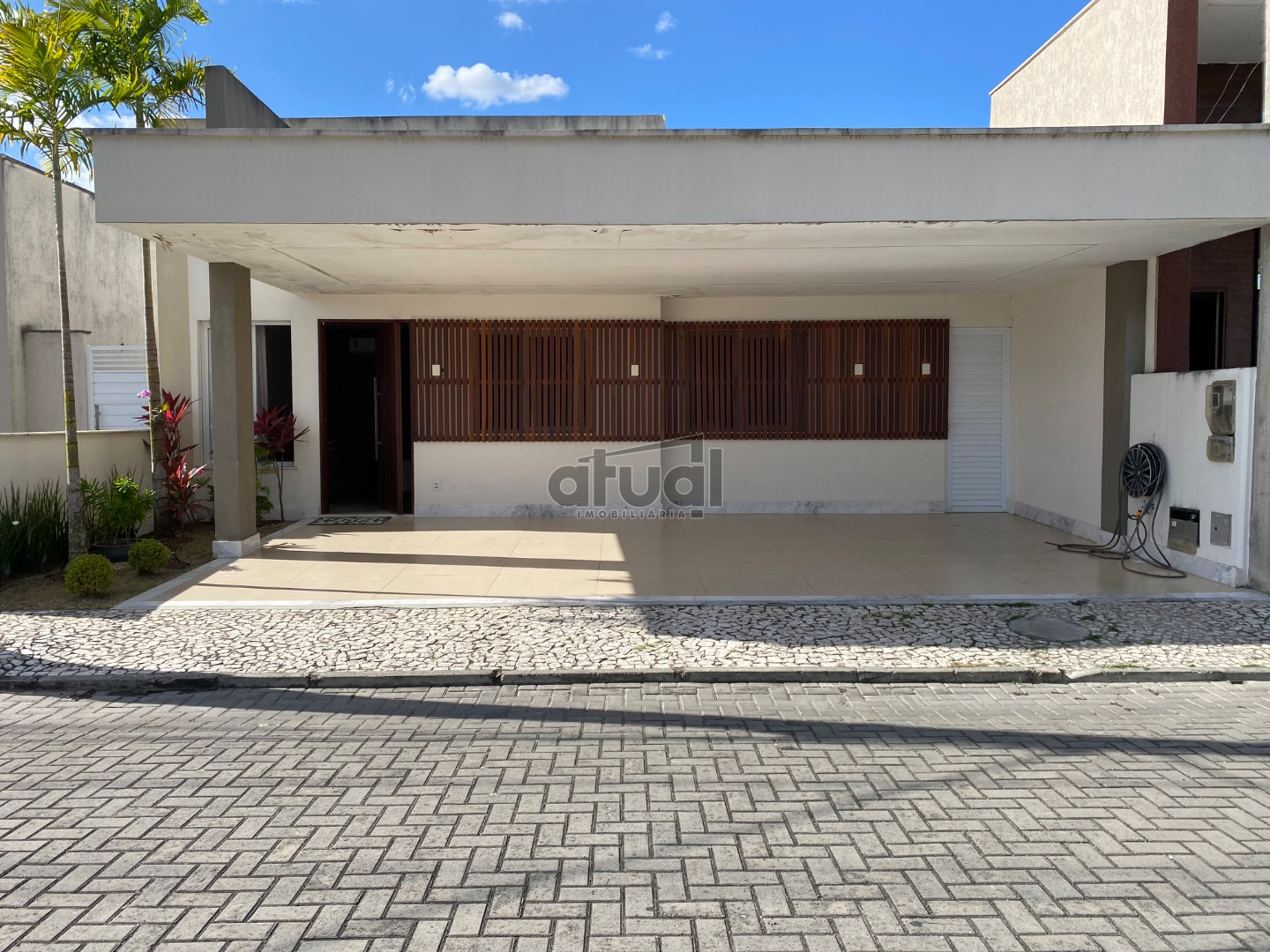 CASA EM CONDOMÍNIO